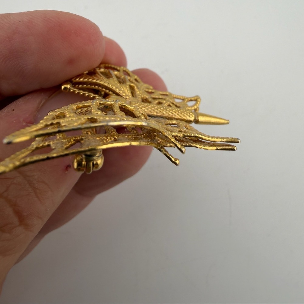 Vintage Monet Butterfly Brooch Small Gold Tone Excellent Layered Filigree Pin - Picture 5 of 8